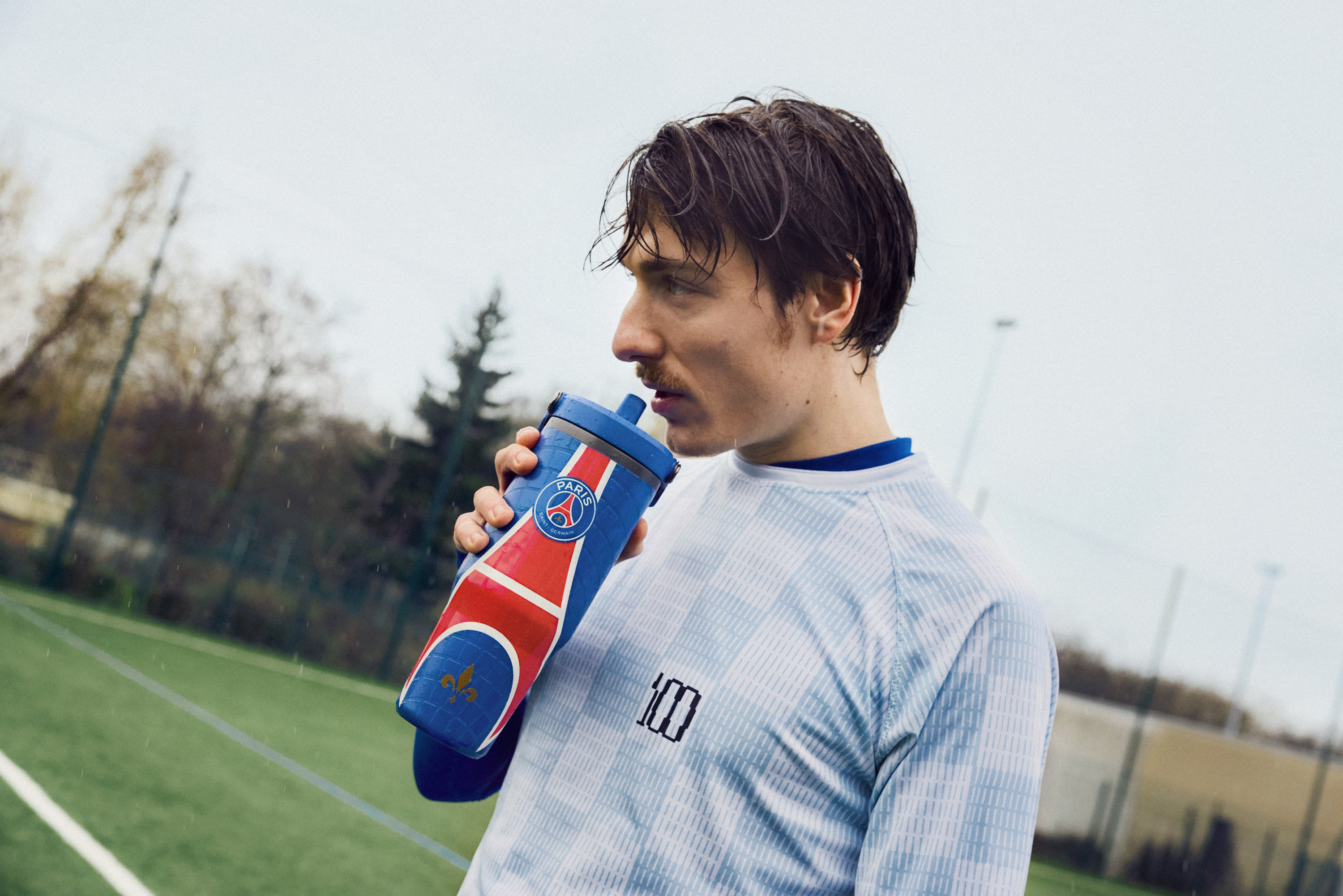 Stanley1913_Stanley1913xParis_Saint-Germain_Nouveau_IceFlow_30oz_Lifestyle_2.png